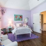 Jemné fialové steny v dievčenskej izbe
