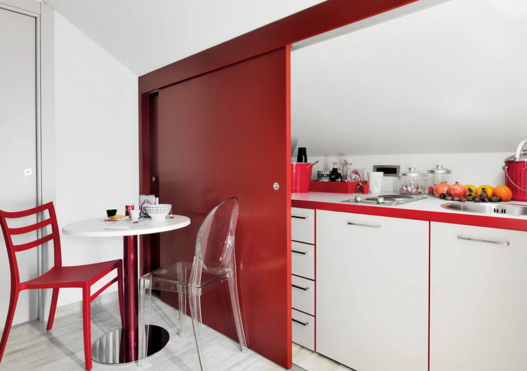 Gerai dapur dengan pintu gelangsar merah