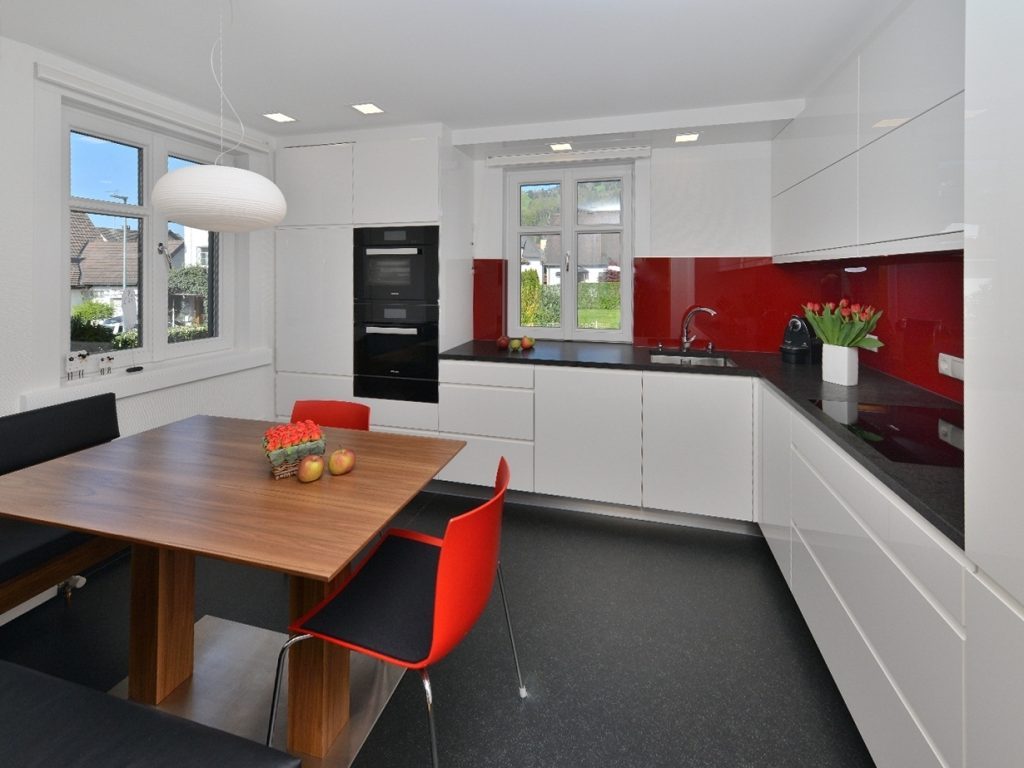 Modern bir mutfak kırmızı plastik sandalyeler