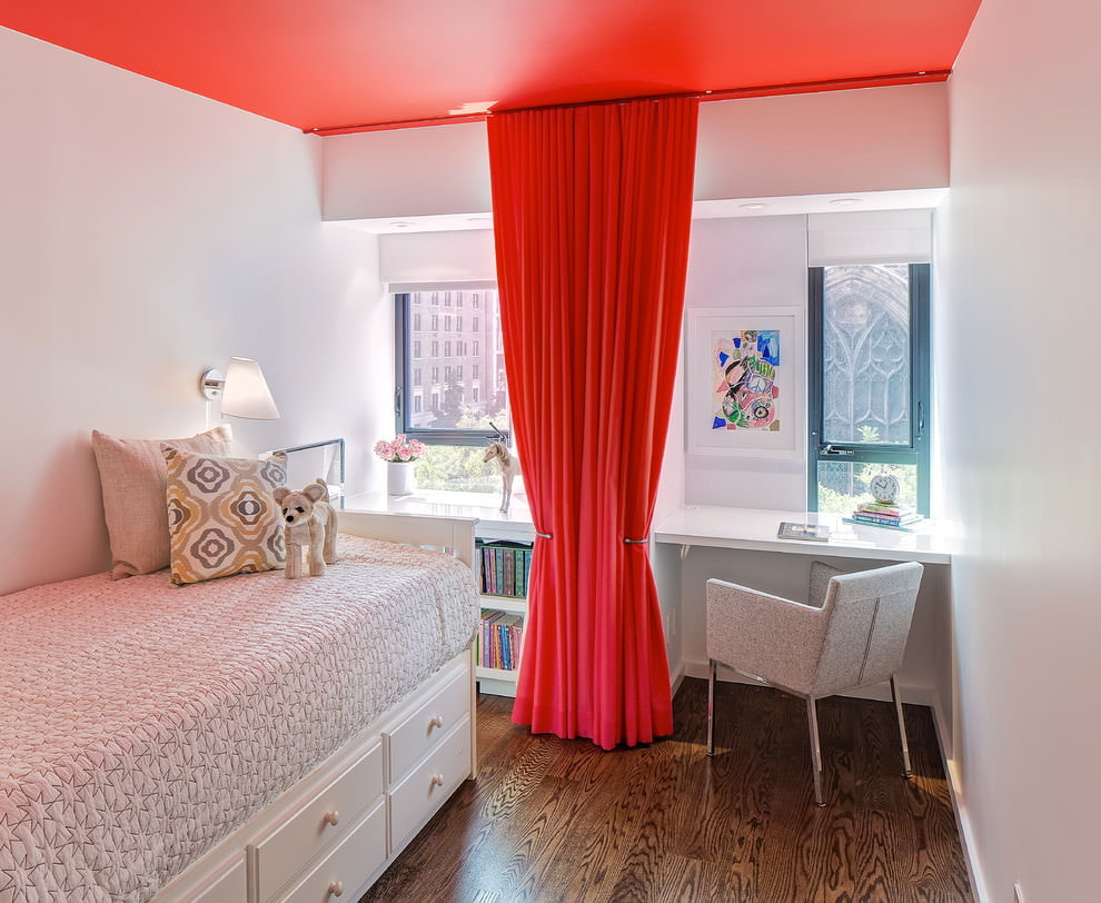Vörös függöny egy fehér gyermek szobájában