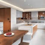Du bois dans un intérieur de cuisine high-tech