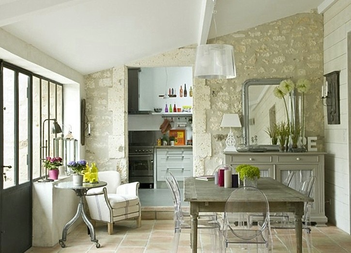 O interior de um pequeno apartamento no estilo da Provence