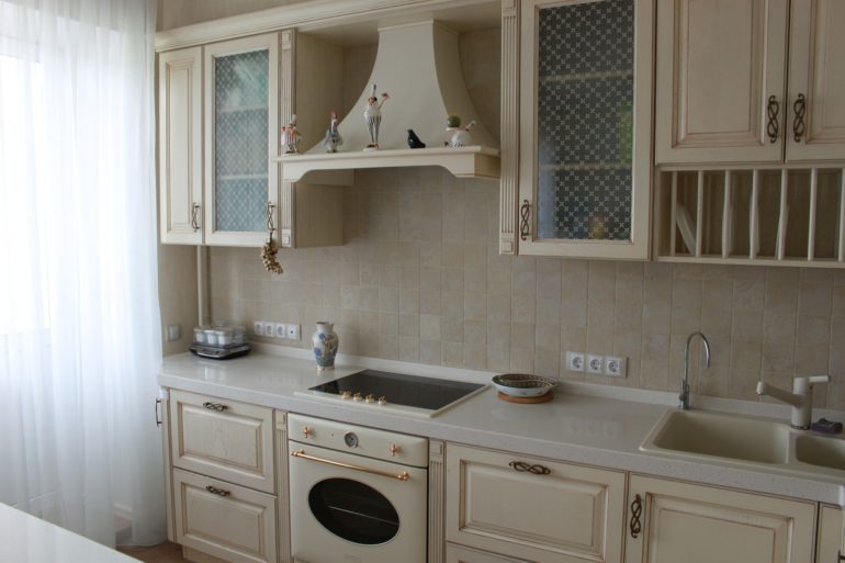 Beige set van lineaire lay-out in de keuken in Chroesjtsjov