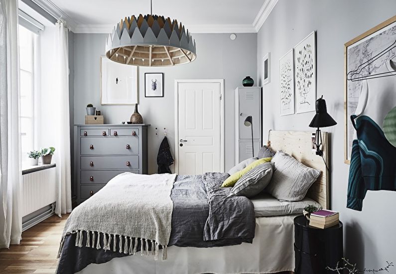 Đèn chùm gỗ phía trên giường trong phòng ngủ nhỏ