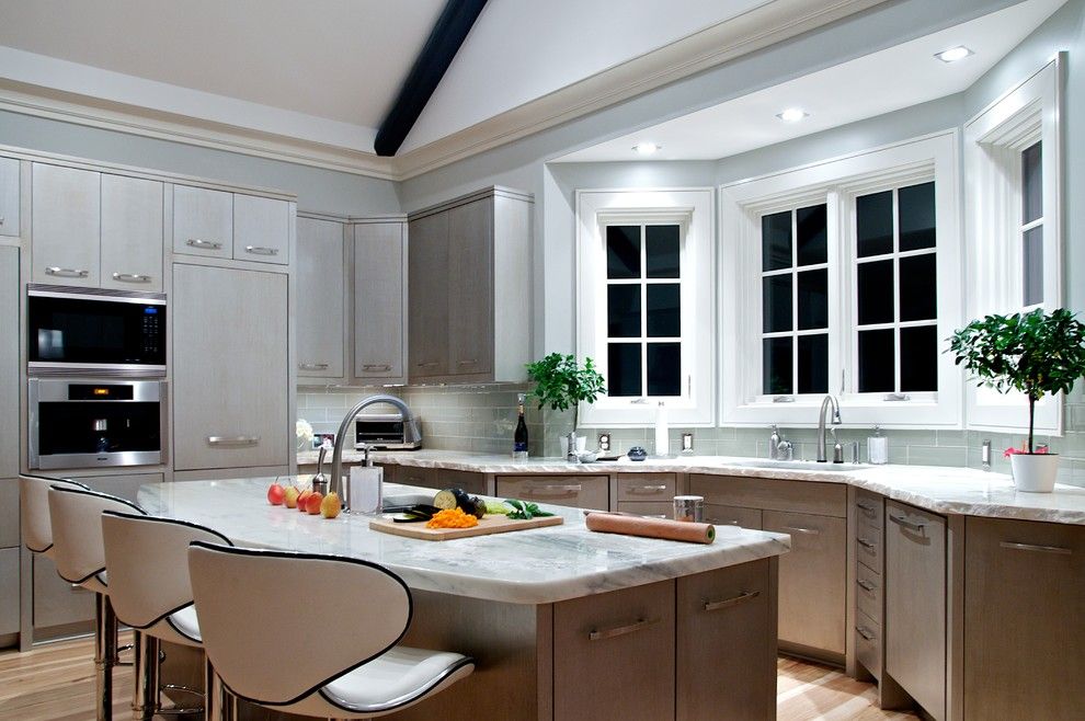 Dapur dalaman dengan tingkap bay di sebuah rumah persendirian