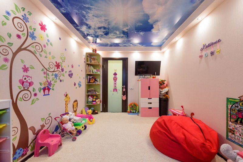 Nuages ​​sur un plafond tendu dans une chambre d'enfant