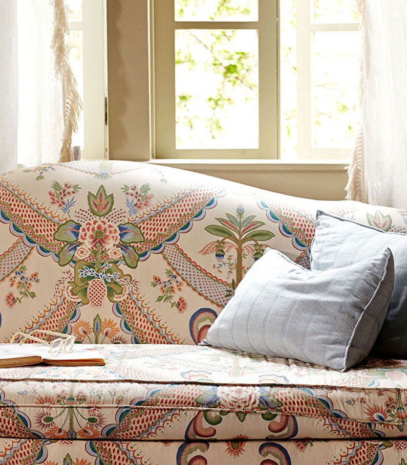 Dekoratív párnák a kanapén színes kárpitokkal