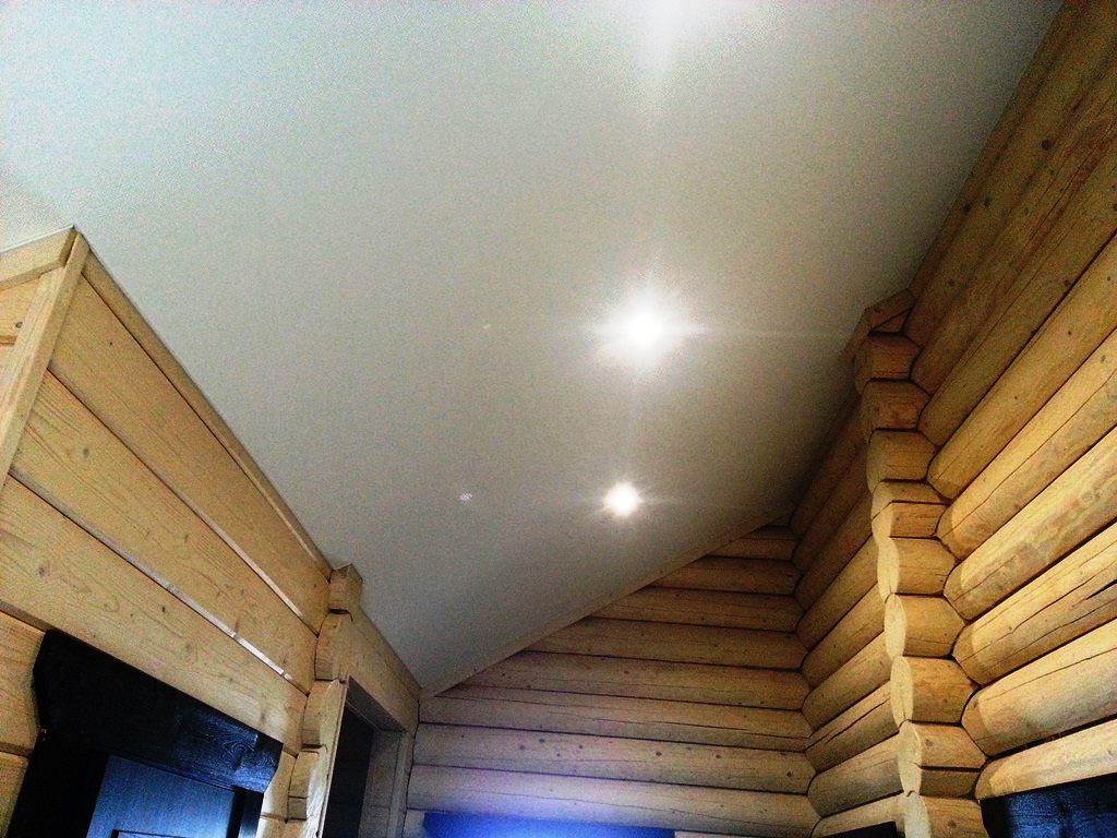 Plafond suspendu incliné dans une maison en bois