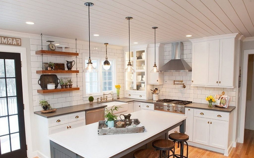 Bucătărie albă cu tavan cu șipci