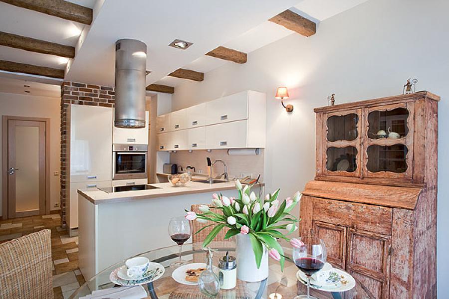 Oude keukenkast in een studio-appartement in de stijl van de Provence