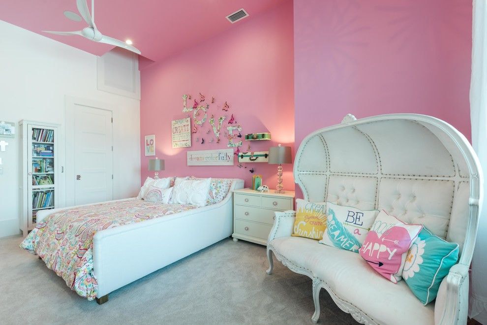 Bílý nábytek v místnosti s růžovými stěnami