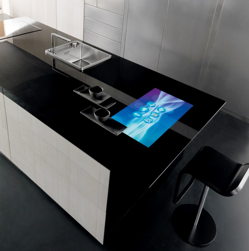 Plan de travail noir avec écran tactile dans une cuisine high-tech