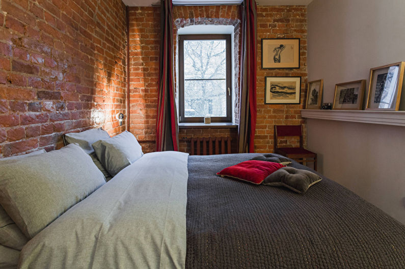 Pereți de cărămidă roșie dintr-un dormitor cu mansardă