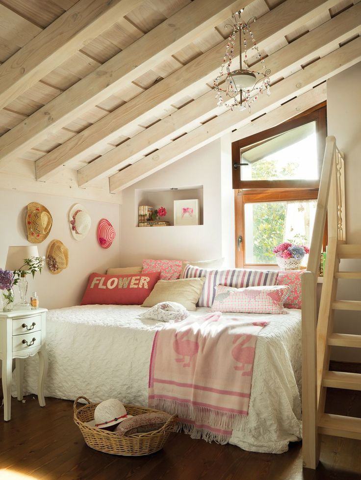 เพดานไม้ในห้องนอนเล็ก ๆ