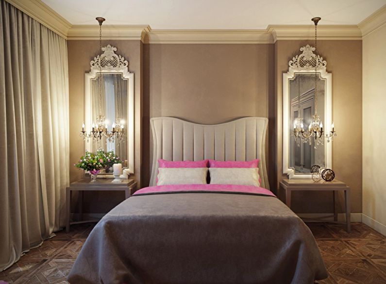Spogulīši gultas malās klasiskajā guļamistabā