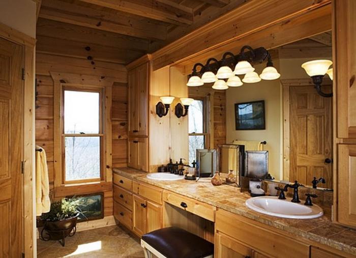 L'intérieur de la salle de bain avec une fenêtre dans la maison en bois