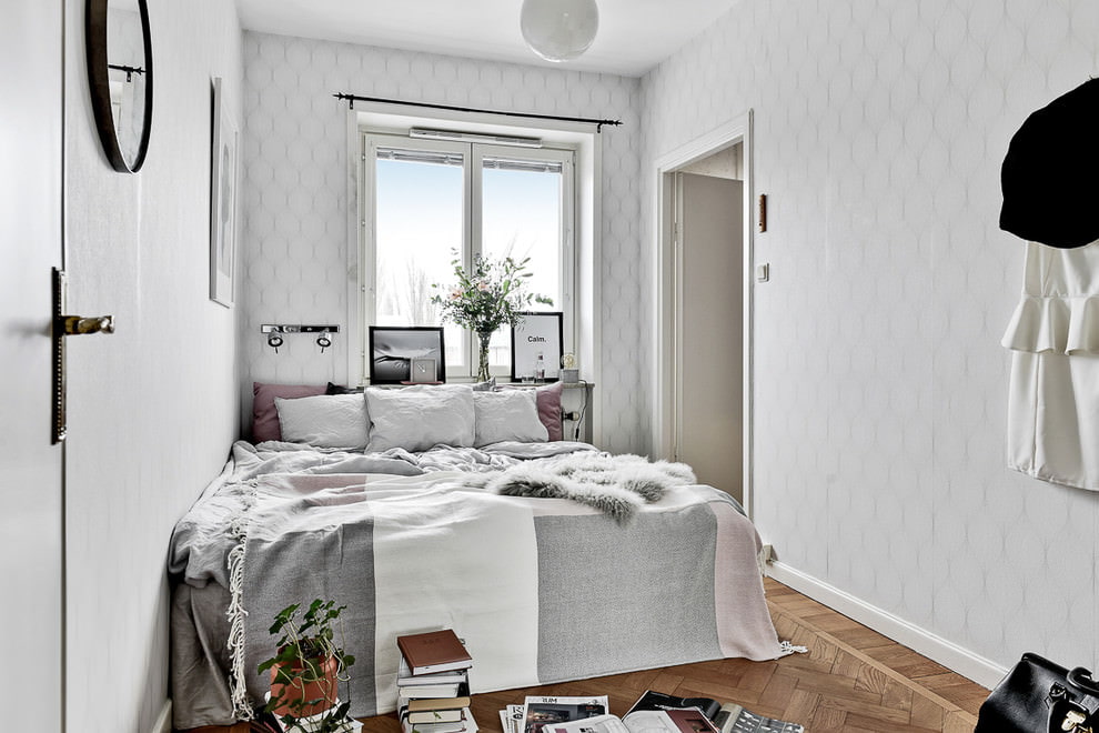 Skandināvu stila mazas guļamistabas interjers