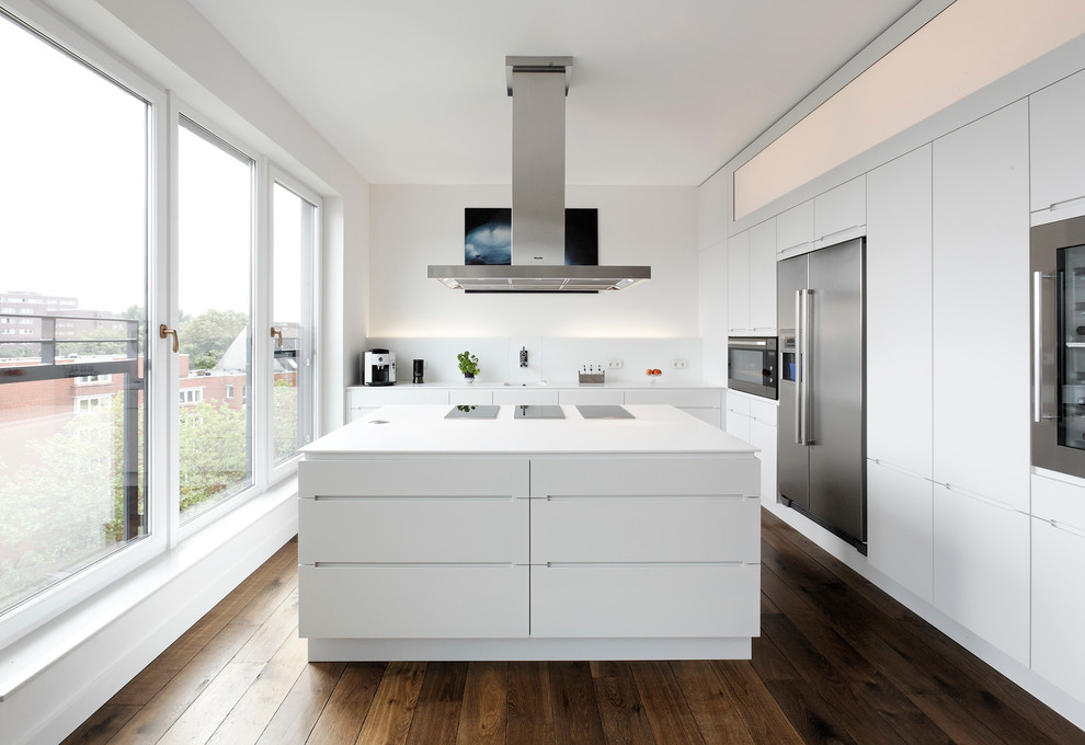 Houten vloer in witte high-tech keuken