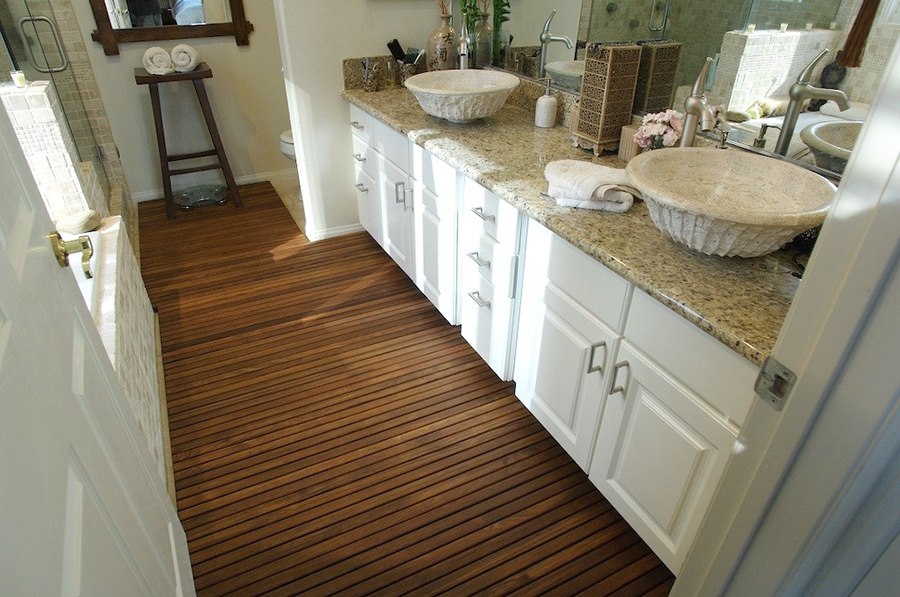 Teak floor in the interior of the bathroom