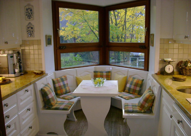 The design of the dining area in the triangular bay window of the kitchen