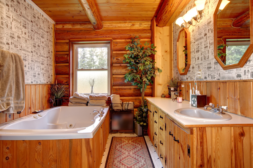 Salle de bain étroite dans une maison en bois