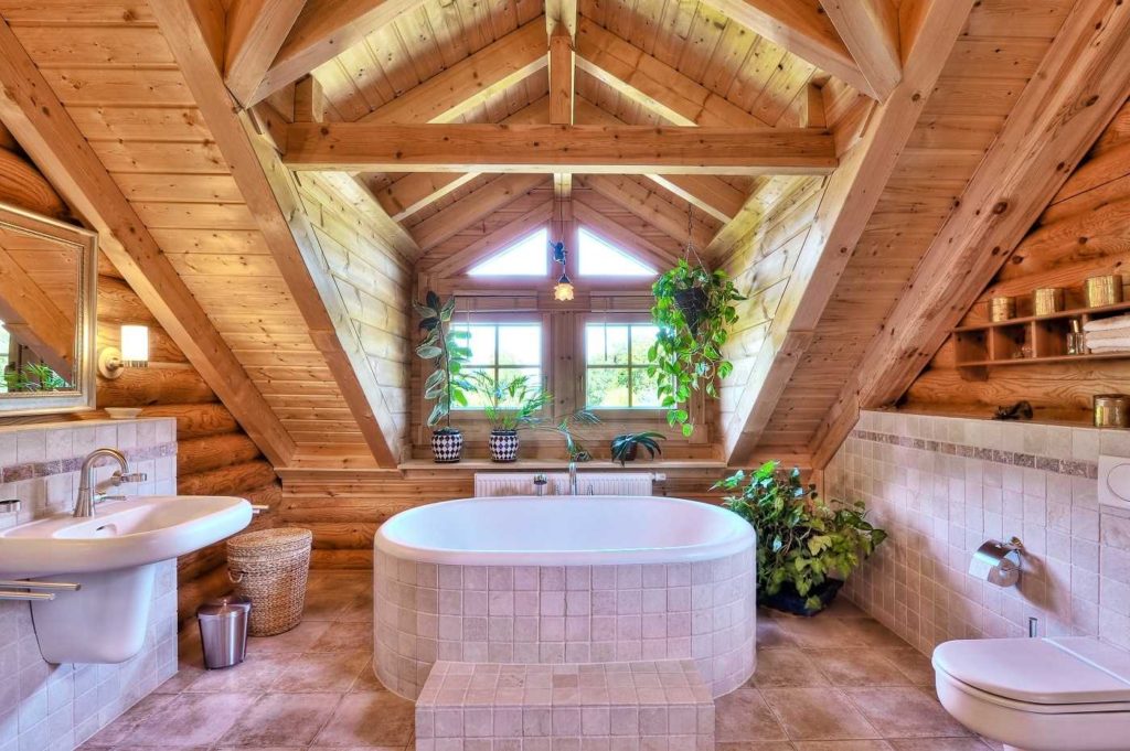 Finition d'une salle de bain dans le grenier d'une maison de campagne
