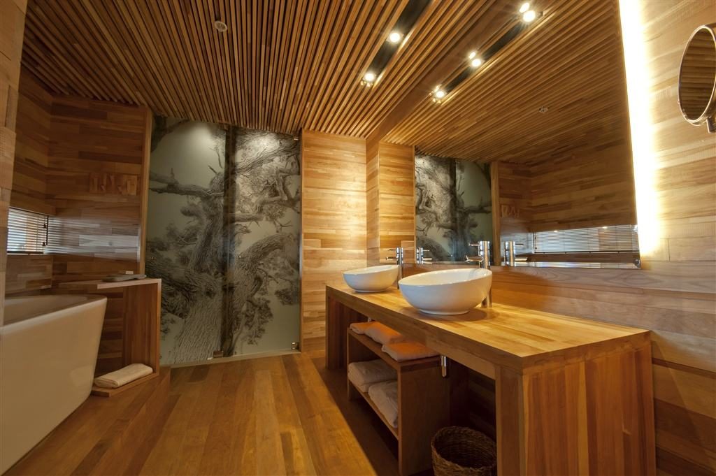 Lattes de bois au plafond dans la salle de bain