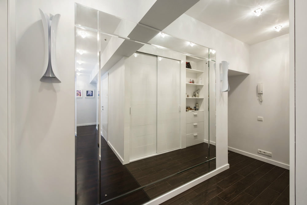 Cermin dinding di koridor sempit pangsapuri