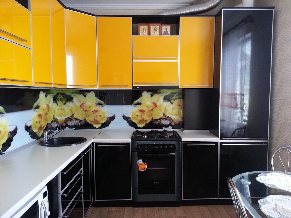 Køkkensæt med gule hængende skabe