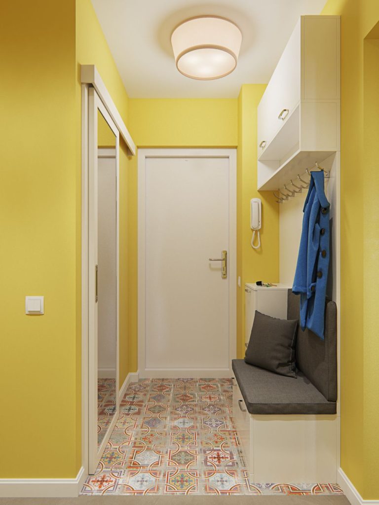 Neliela gaiteņa ar dzeltenām sienām dizains