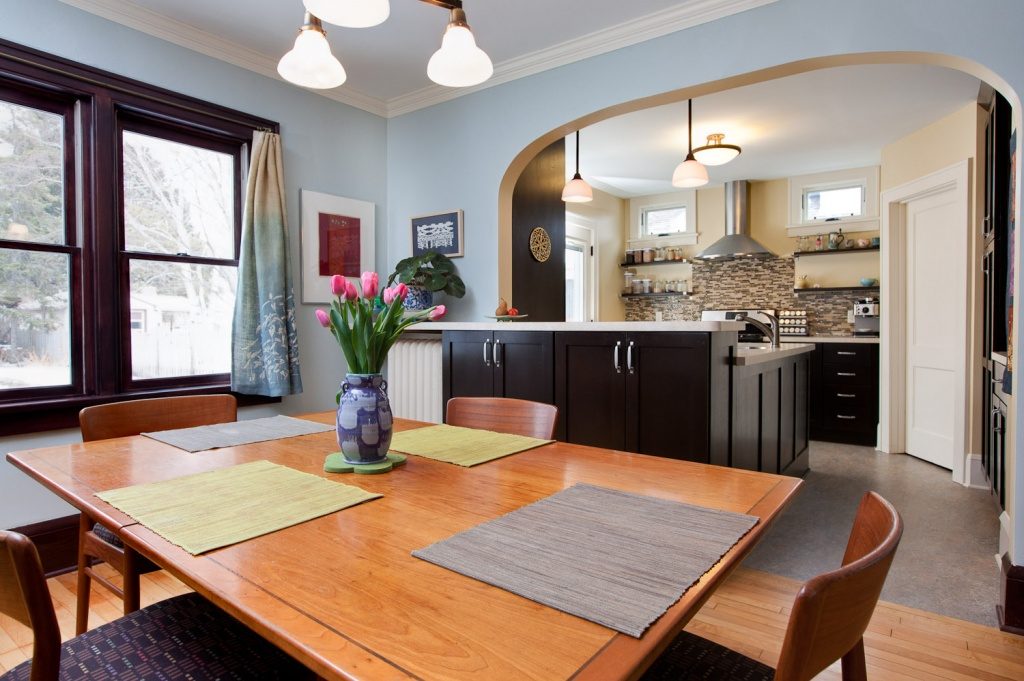 Houten tafel in de eetkamer van de rechthoekige keuken