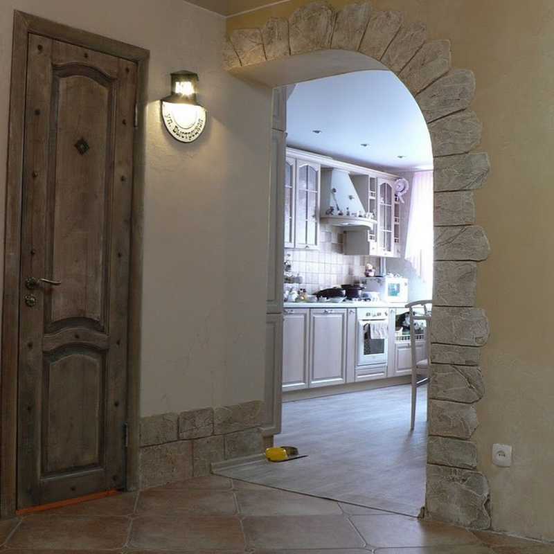 Arch with stone decoration in the entrance hall of a panel house