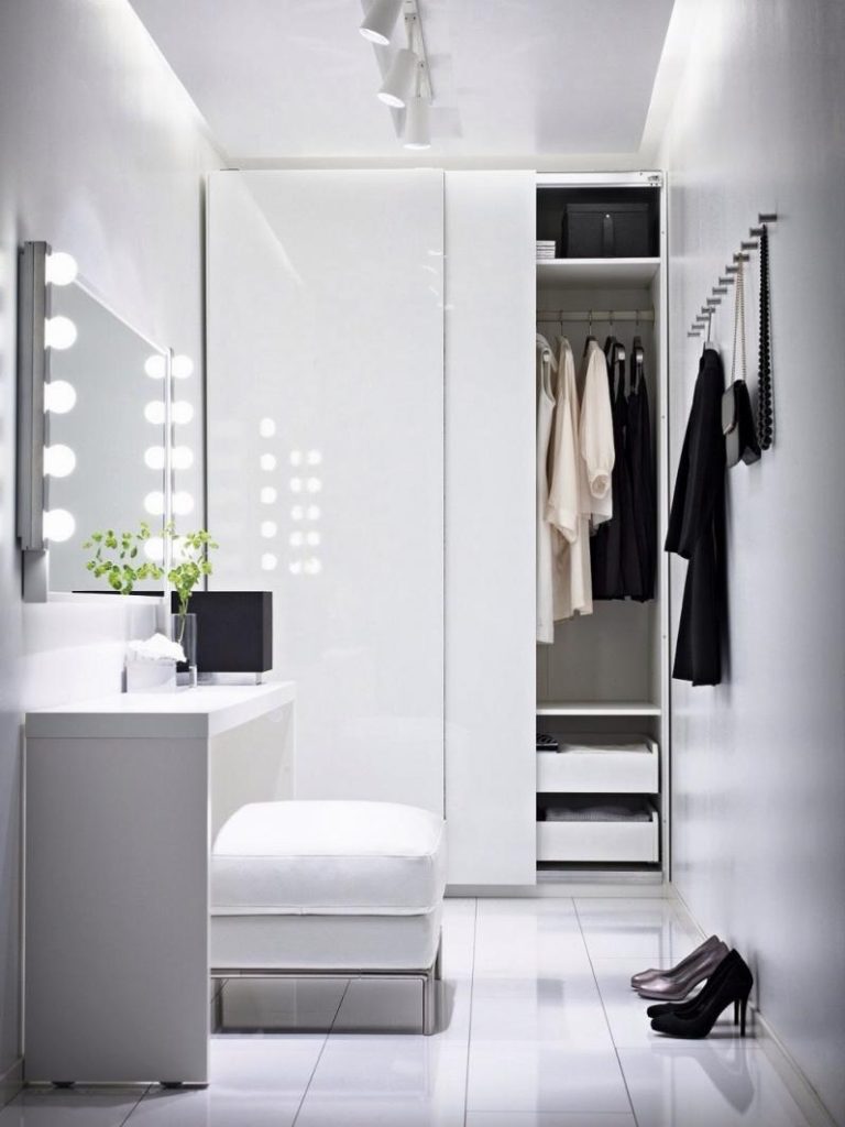 Cửa tủ màu trắng trong một hành lang nhỏ