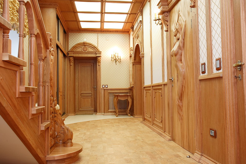 Escalera de madera en el pasillo del estilo clásico.
