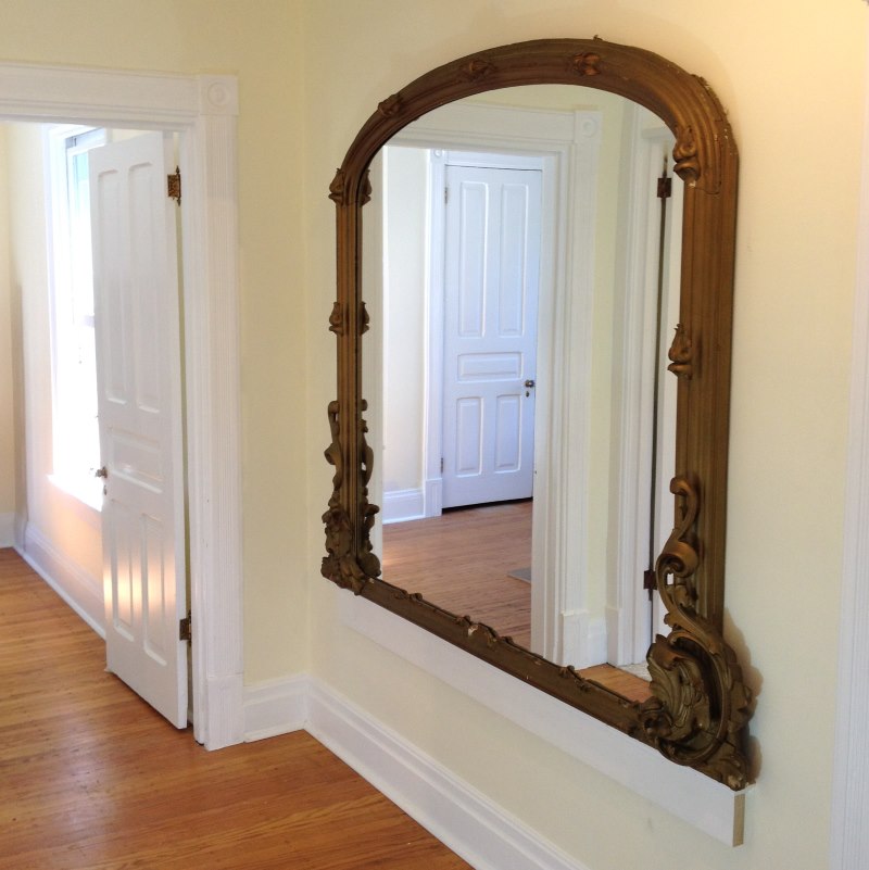Cadru sculptat din lemn pe oglinda din hol