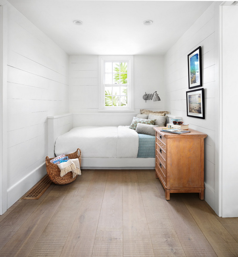 Sertare din lemn într-un dormitor mic
