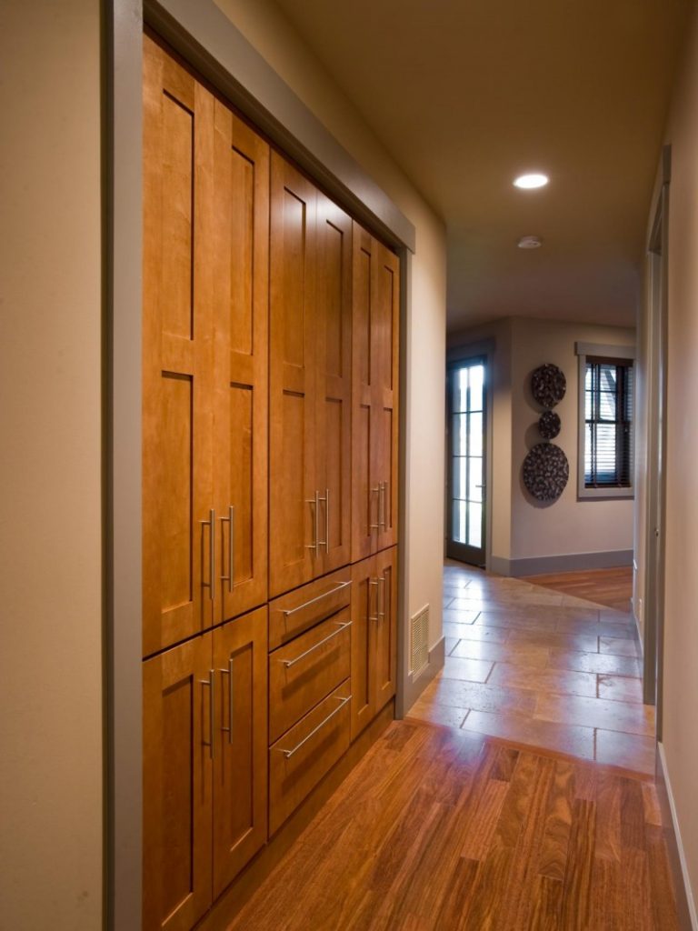 Tủ quần áo gỗ trong một hành lang hẹp