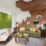 Zaļš sienas gleznojums eko stila viesistabā