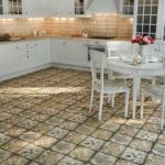 Carreaux antiques au sol d'une cuisine de style provençal