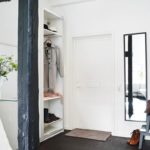 Armoire ouverte dans le couloir avec des murs blancs