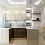 Éclairage lumineux dans une cuisine rectangulaire