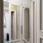 Oglinzi pe ușile dulapului din hol