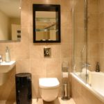 Specchio sopra la toilette in bagno