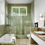 Nástenné dekorácie v kúpeľni s mozaikovými dlaždicami