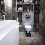 Toaleta suspendată pe perete într-o baie întunecată