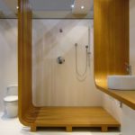 Oriģināls vannas istabas dizains ar dušu