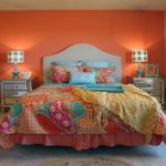 Bức tường màu cam trong nội thất phòng ngủ