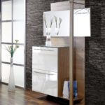 Petit mirall rectangular en un corredor modern