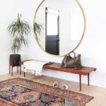 Grand miroir rond dans un cadre fin