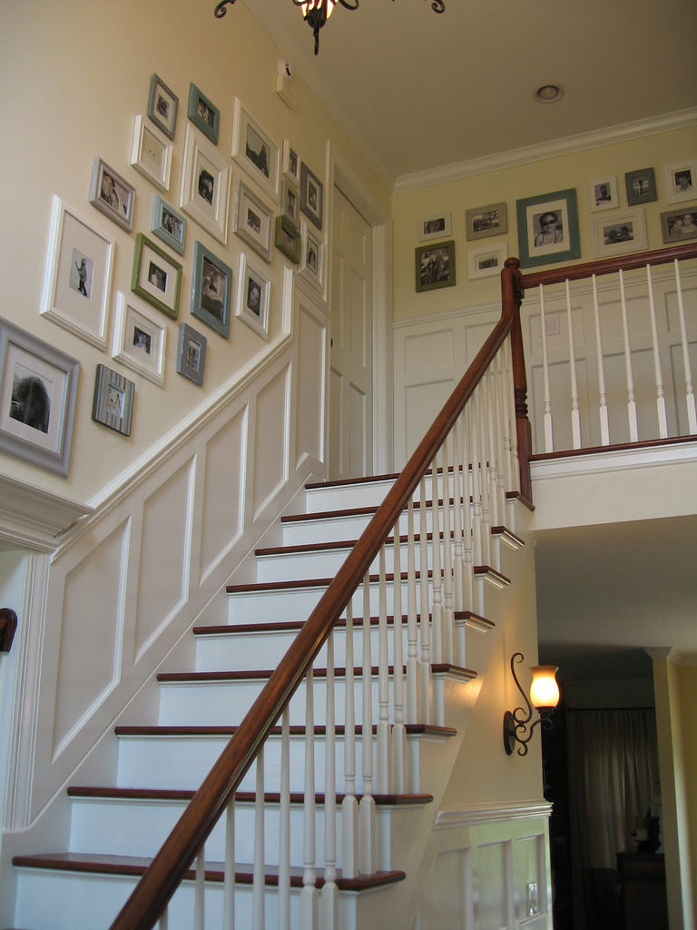 Dekorera en vägg ovanför en trappa med målningar